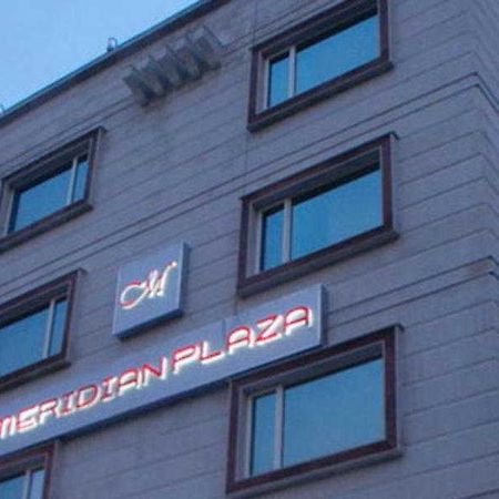 Hotel Meridian Plaza Нью-Дели Экстерьер фото