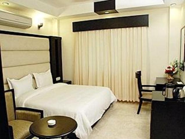 Hotel Meridian Plaza Нью-Дели Экстерьер фото