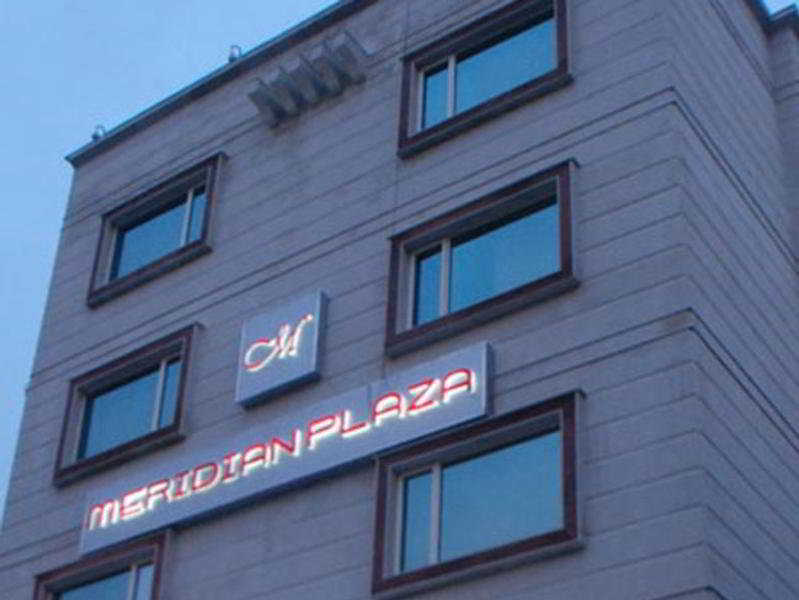 Hotel Meridian Plaza Нью-Дели Экстерьер фото