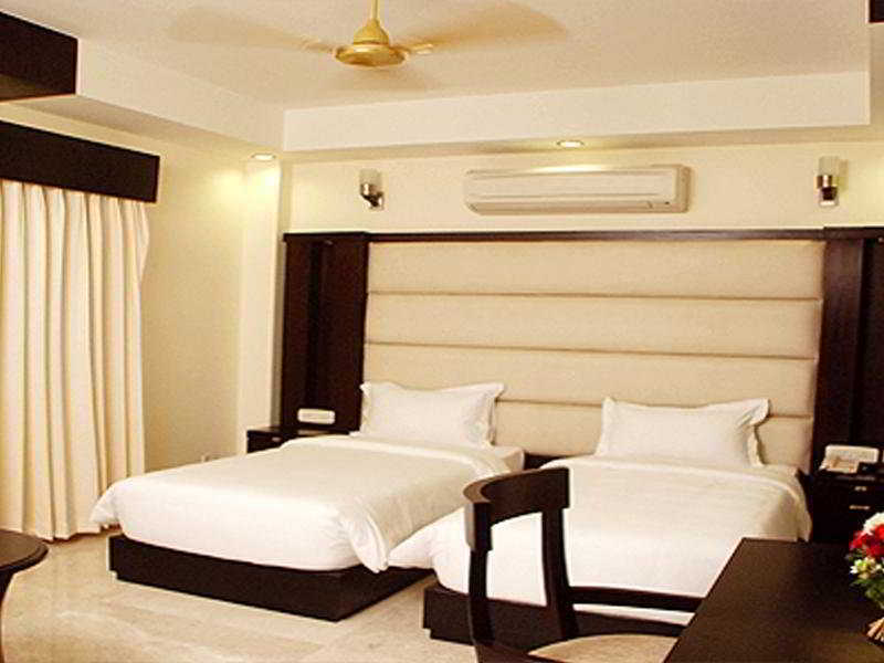 Hotel Meridian Plaza Нью-Дели Экстерьер фото