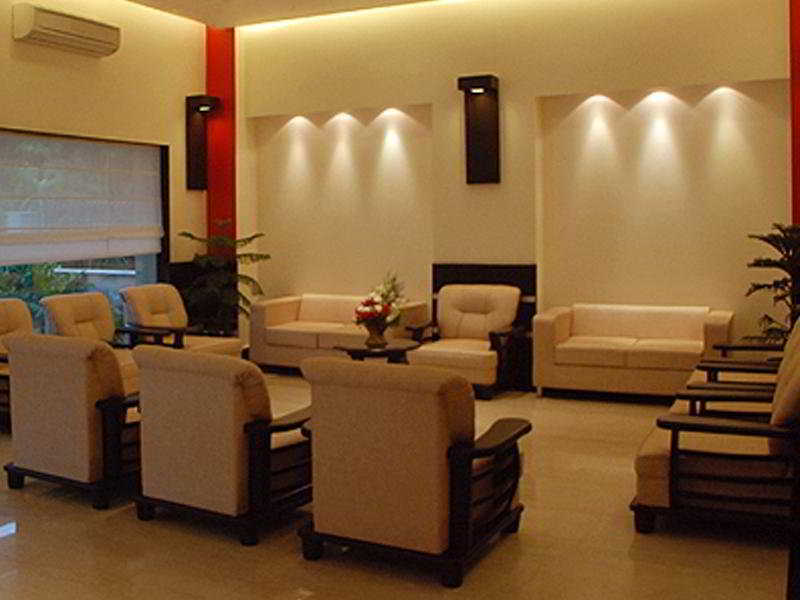 Hotel Meridian Plaza Нью-Дели Экстерьер фото
