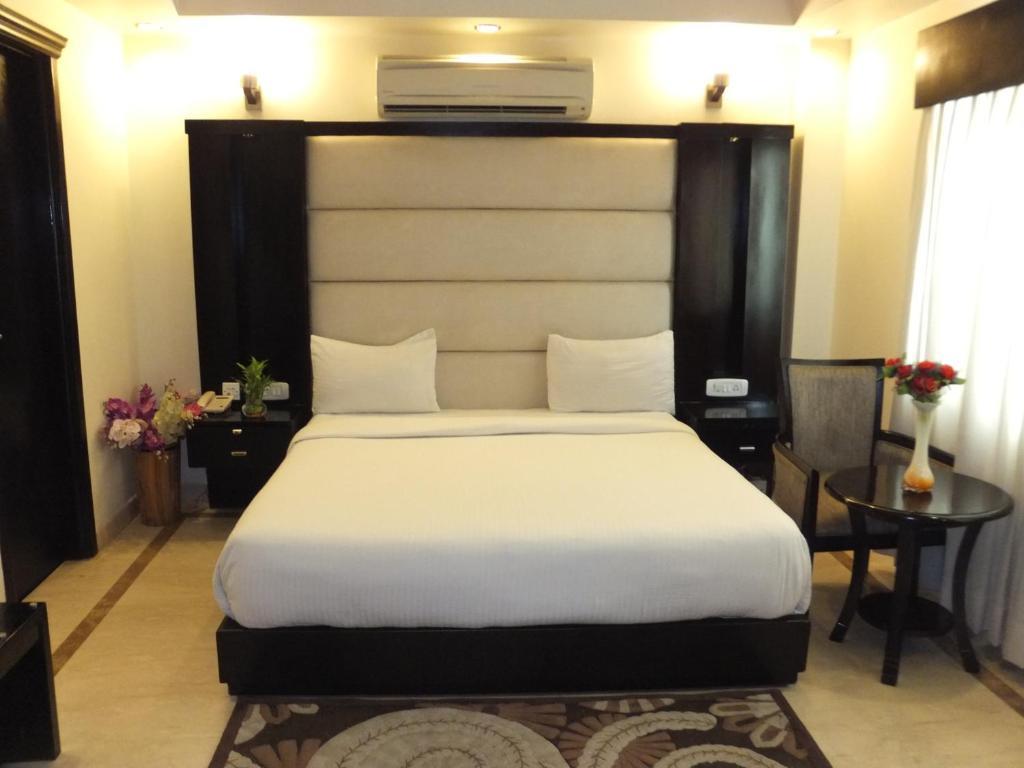 Hotel Meridian Plaza Нью-Дели Экстерьер фото