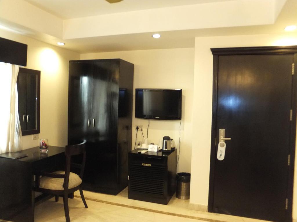 Hotel Meridian Plaza Нью-Дели Экстерьер фото