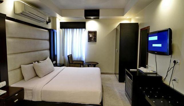 Hotel Meridian Plaza Нью-Дели Экстерьер фото