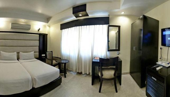 Hotel Meridian Plaza Нью-Дели Экстерьер фото